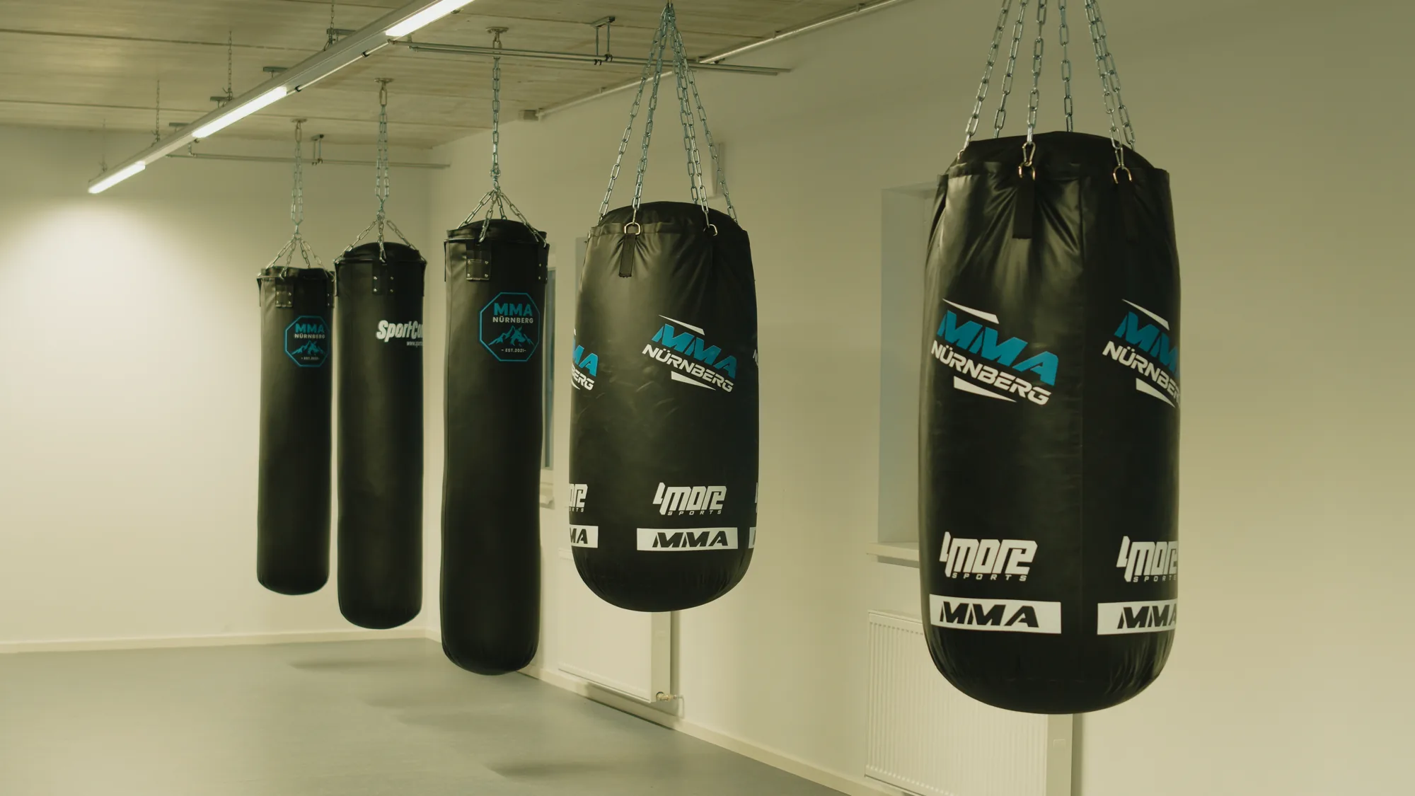 Sandsäcke mit MMA-Nürnberg-Logo