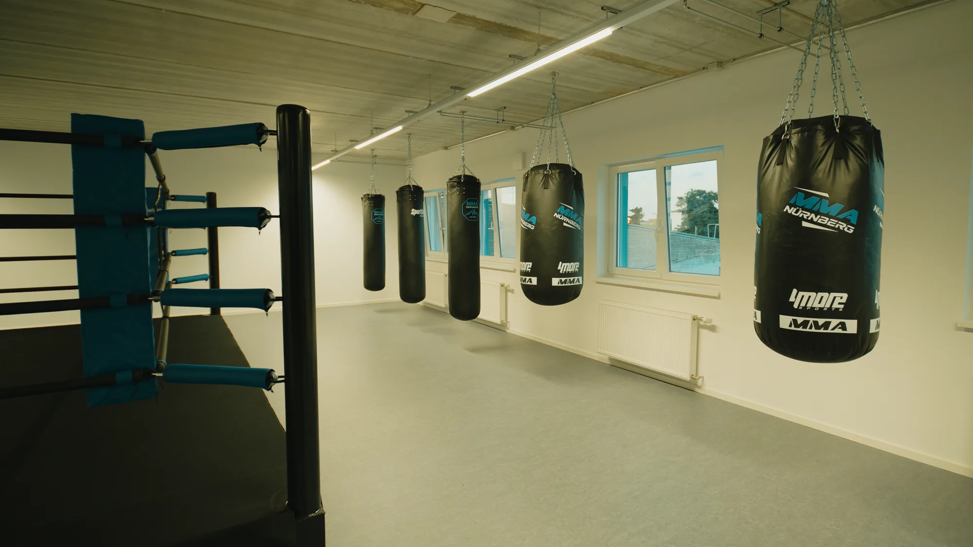 Sandsäcke neben dem Boxring