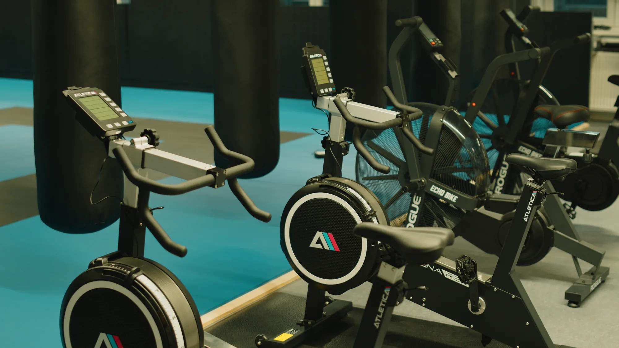 Echo Bikes und Ausdauergeräte im Gym