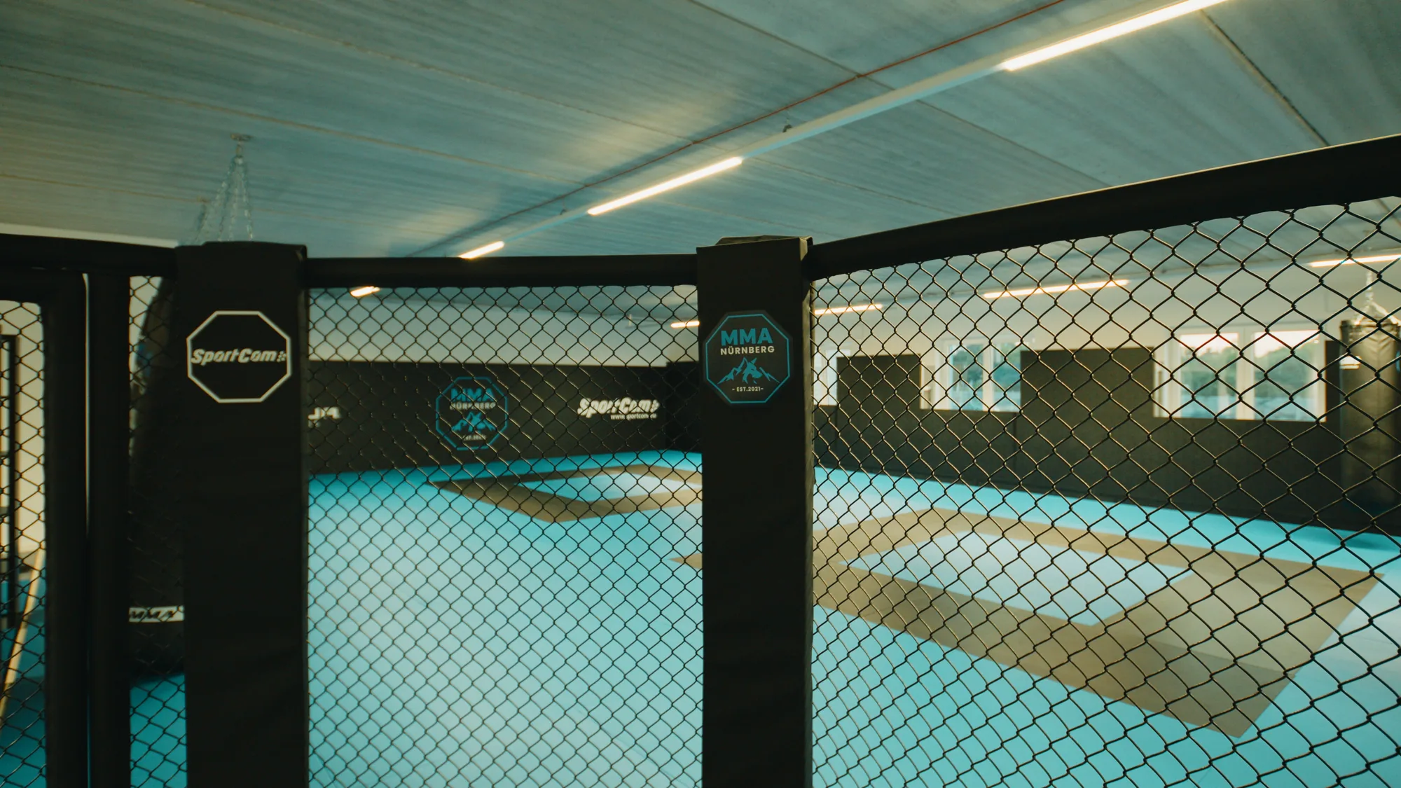 MMA-Käfig mit Mattenfläche bei MMA Nürnberg