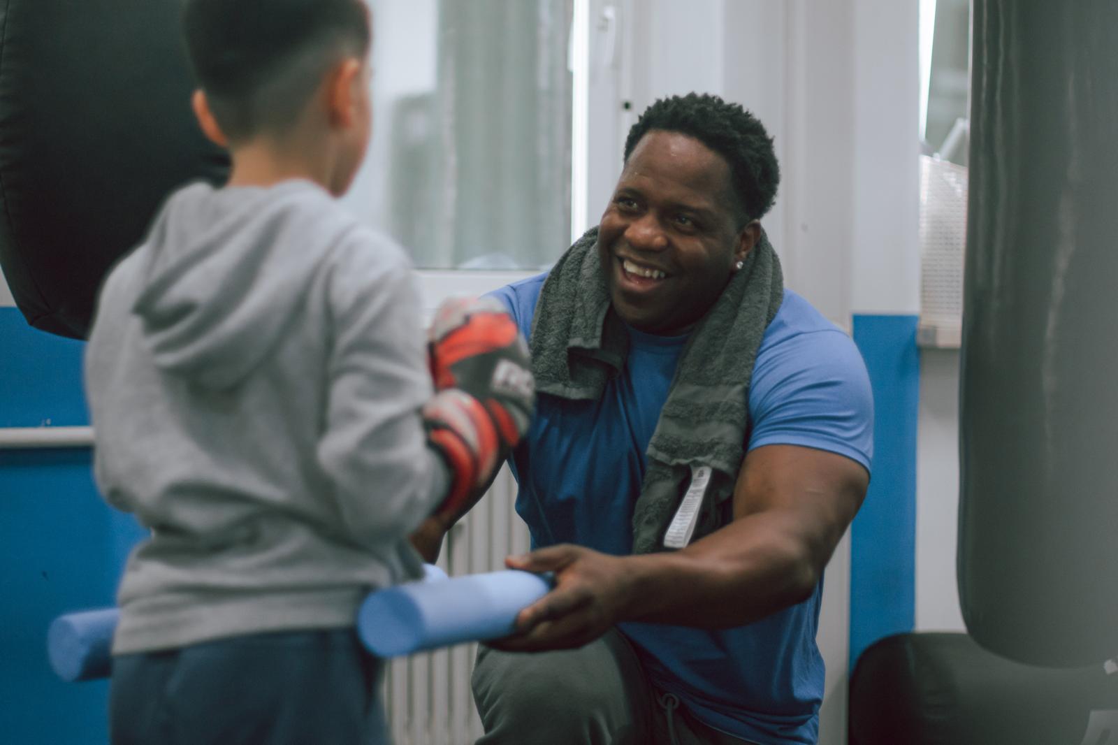 Coach mit Kind im Kindertraining