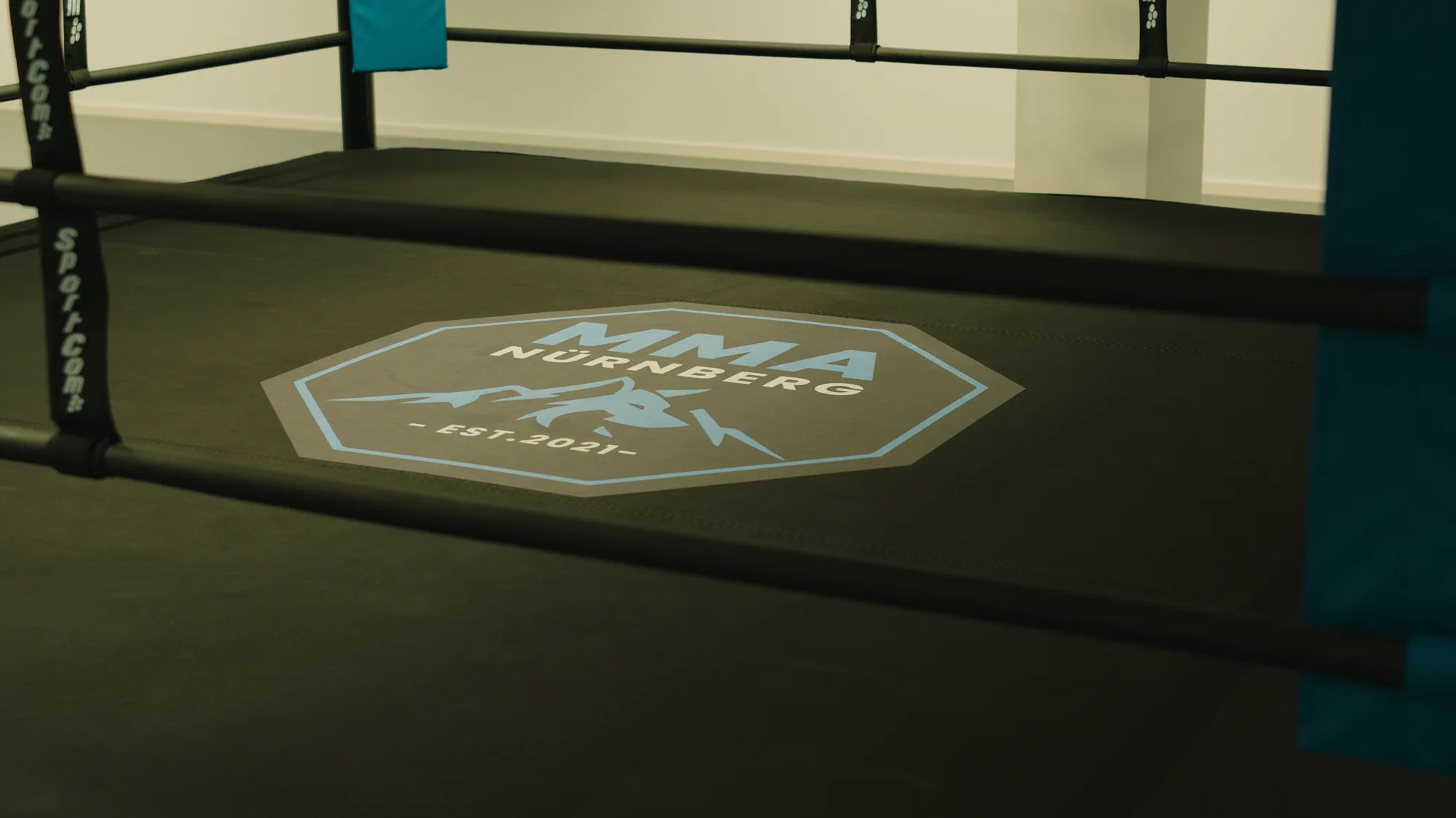 Boxring mit MMA-Nürnberg-Logo auf der Ringfläche