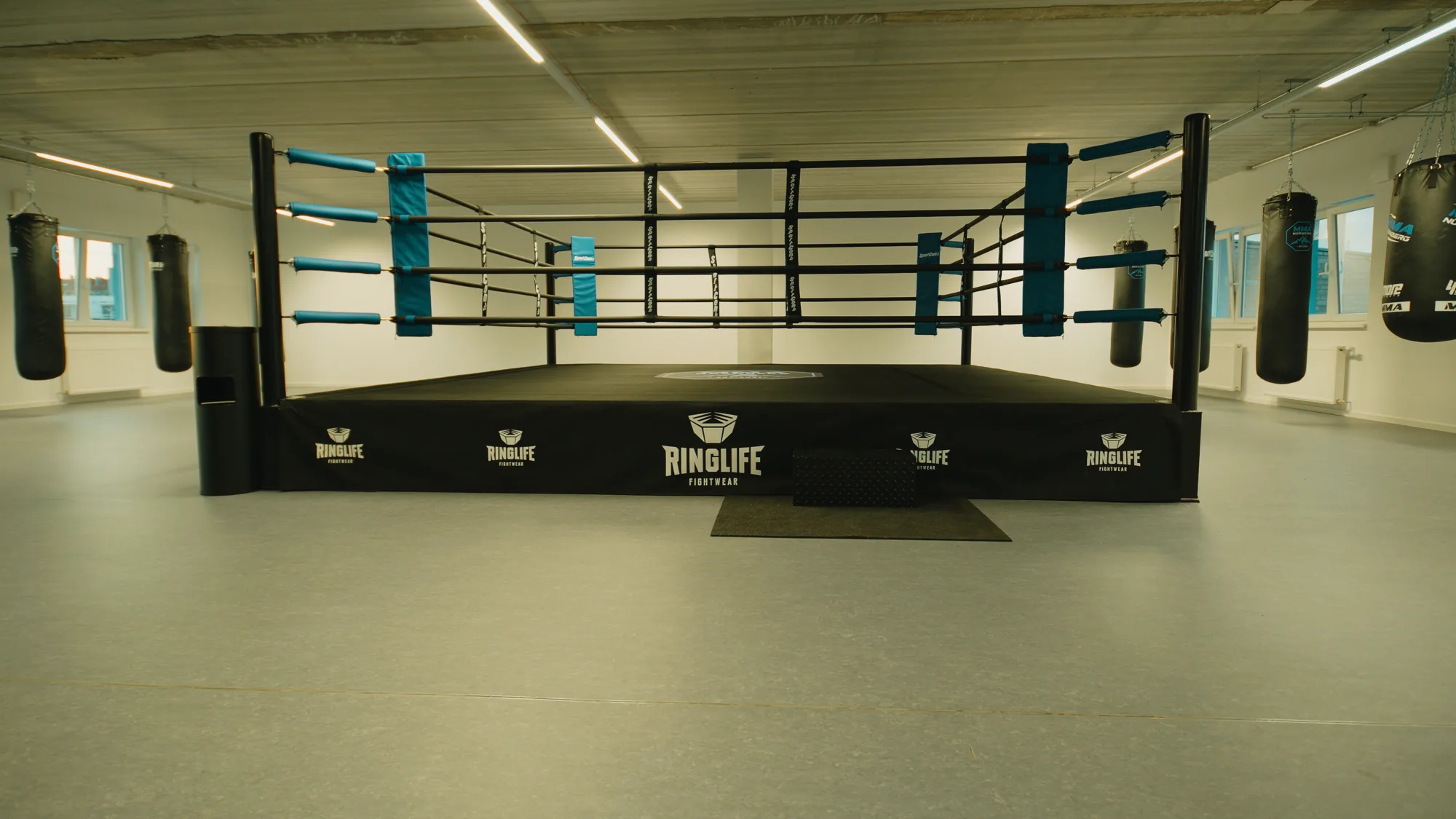 Boxring in der Halle von MMA Nürnberg