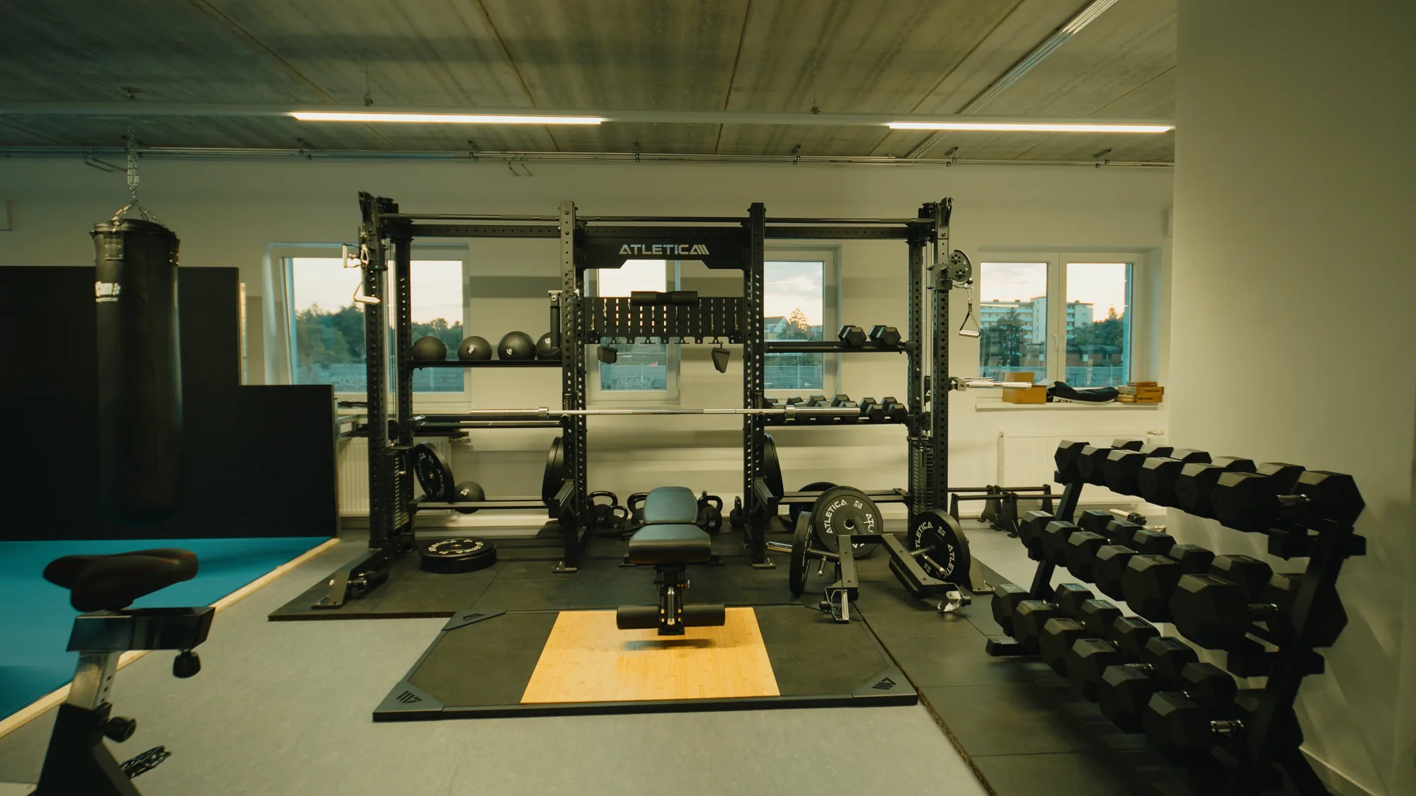 Rack mit Hanteln und Gewichten
